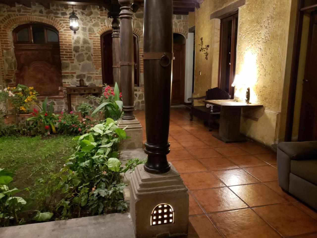 Bed and Breakfast La Casa De La Alameda Antigua Екстер'єр фото